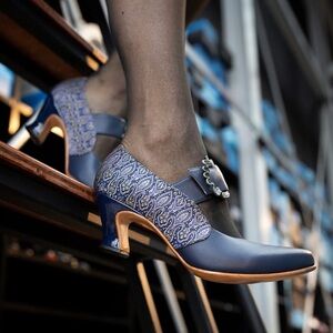 WONDER
MOHER
MARY JANES WITH A BUCKLE